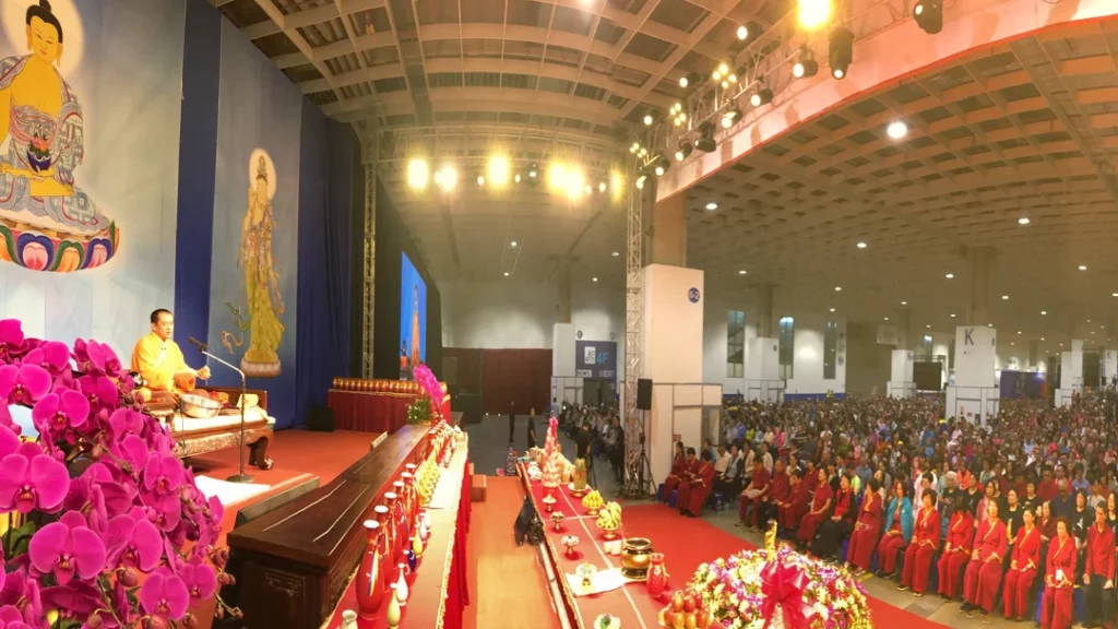 金菩提宗師在2019年台北南港展覽館主持浴佛節吉祥大加持法會，宗師在現場進行加持