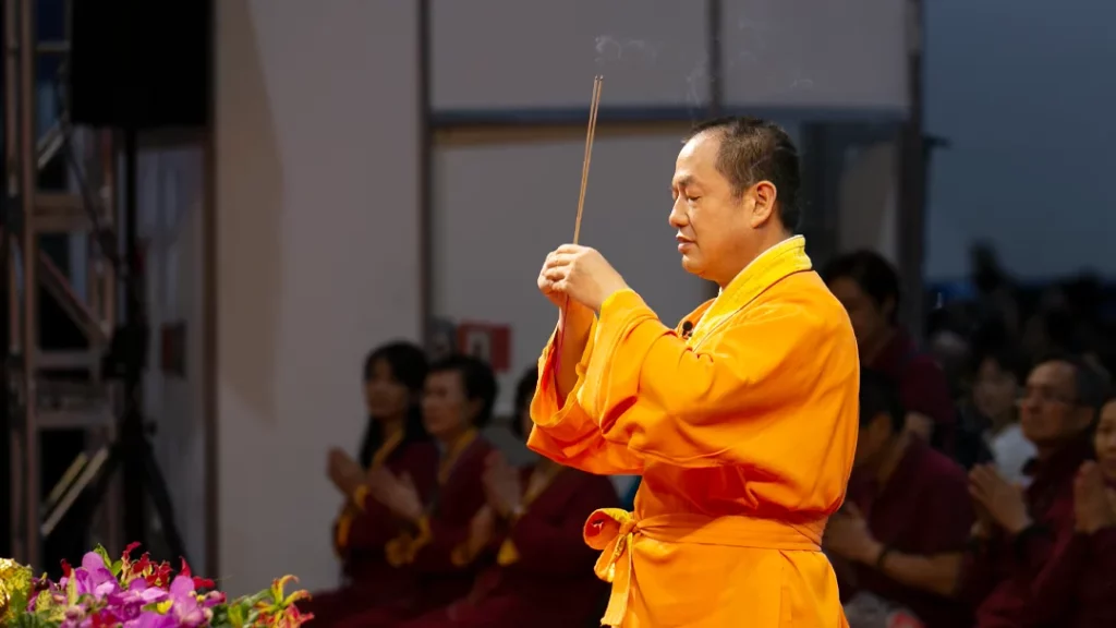 Grandmaster JinBodhi began the ceremony by offering incense, praying, prostrating to the Buddha, and bathing the Buddha statue with six ladles of purified water