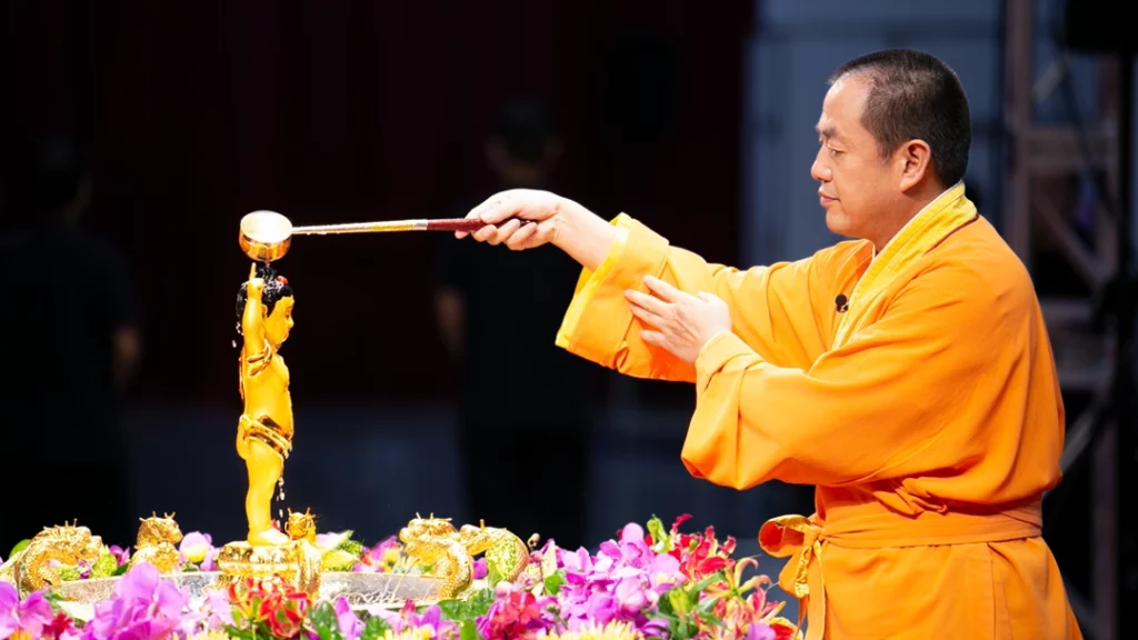 Grandmaster JinBodhi began the ceremony by offering incense, praying, prostrating to the Buddha, and bathing the Buddha statue with six ladles of purified water