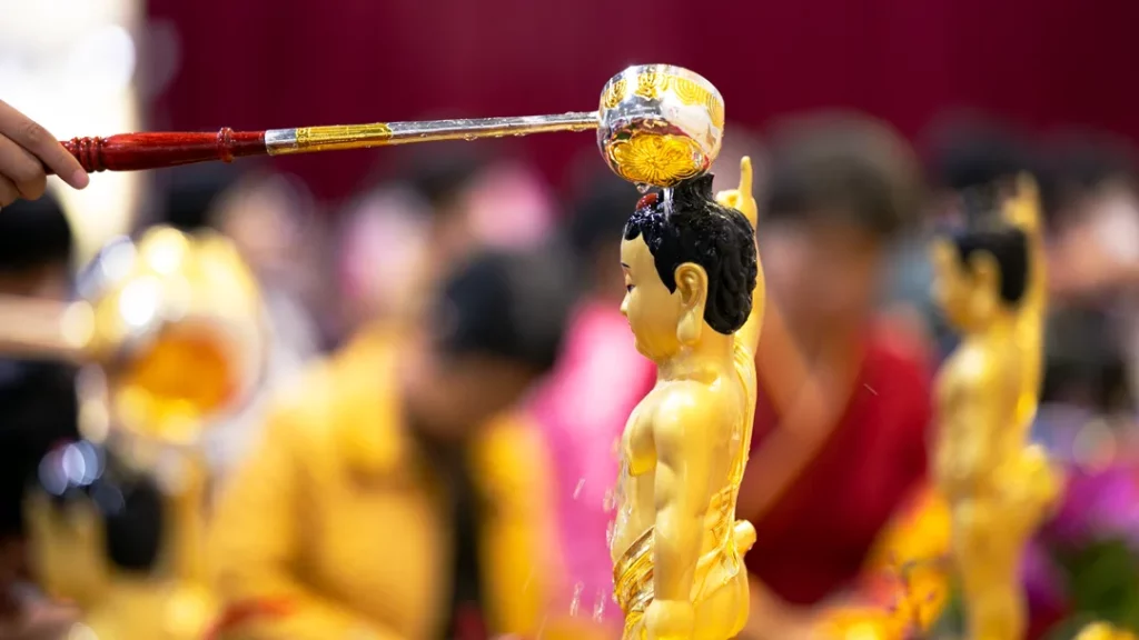 2019年舉辦浴佛節法會的現場，以香花淨水灌沐太子佛佛像
