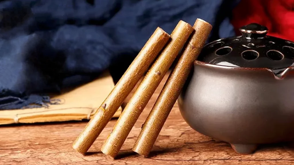 三根桃木枝靠在香爐上