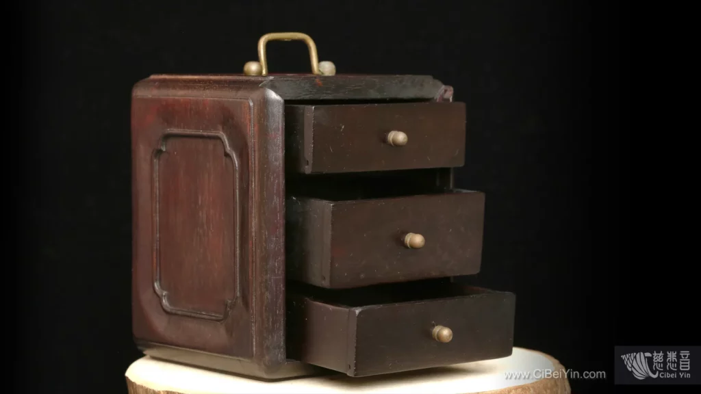 Boxes made of Little-Leaf Red Sandalwood in the Qing Dynasty