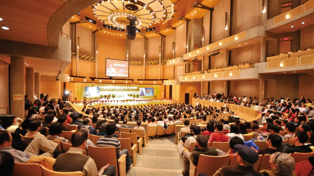 金菩提宗師於加拿大溫哥華主持健康財運加持法會的活動會場拍攝