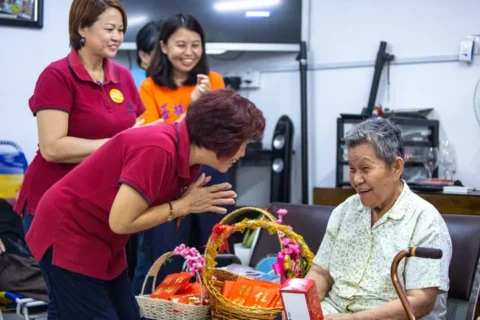 2018年，菩提禪修義工前往馬來西亞得勝之家探訪弱勢老人的合影