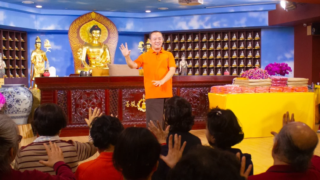 金菩提宗師在韓國藥師禪院中教授同修八卦內功