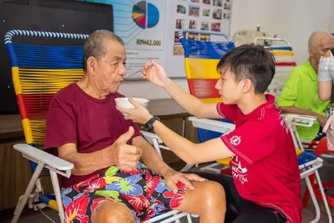 菩提禪修前往馬來西亞得勝之家，義工正在給長者餵食