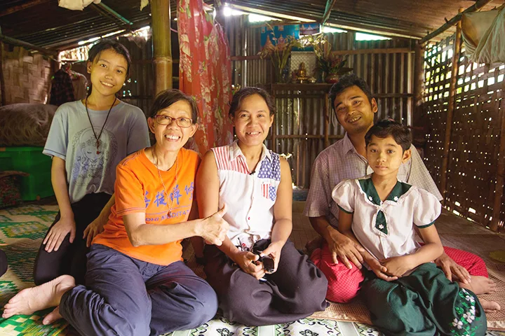 2018年，菩提禪修義工慰問緬甸當地的白內障患者的合影