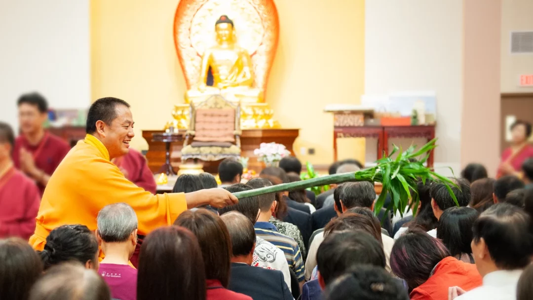 金菩提宗師在溫哥華藥師禪院開光大典上為同修加持