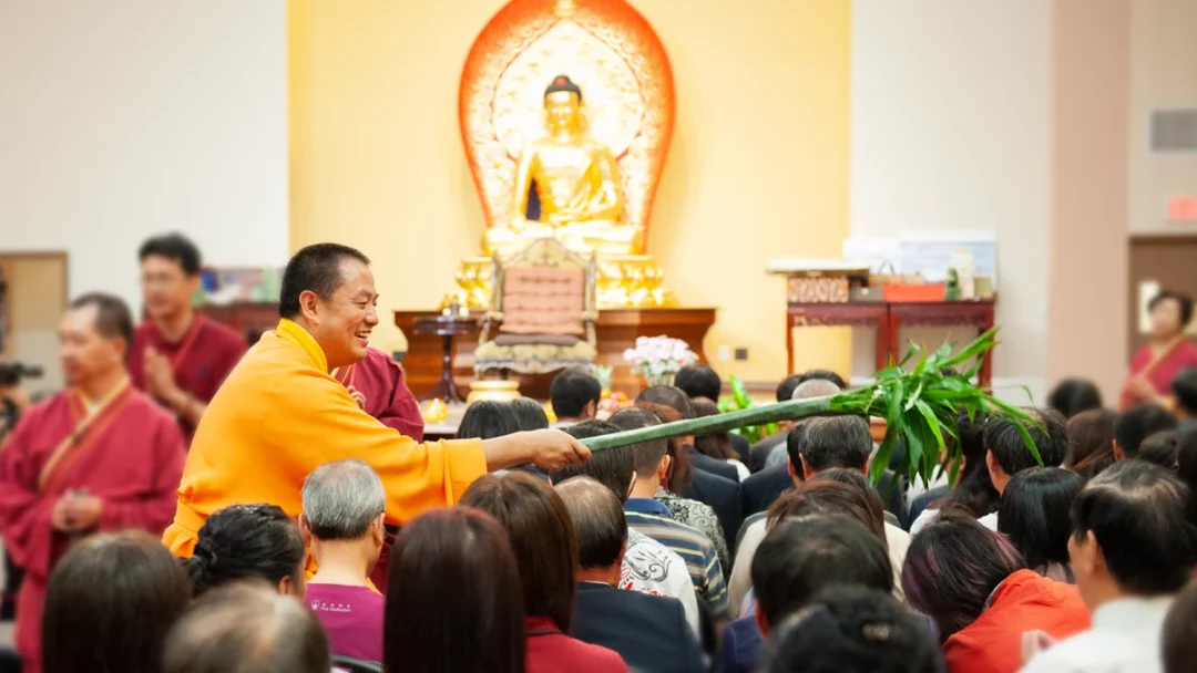 金菩提宗師在溫哥華藥師禪院開光大典上為同修加持
