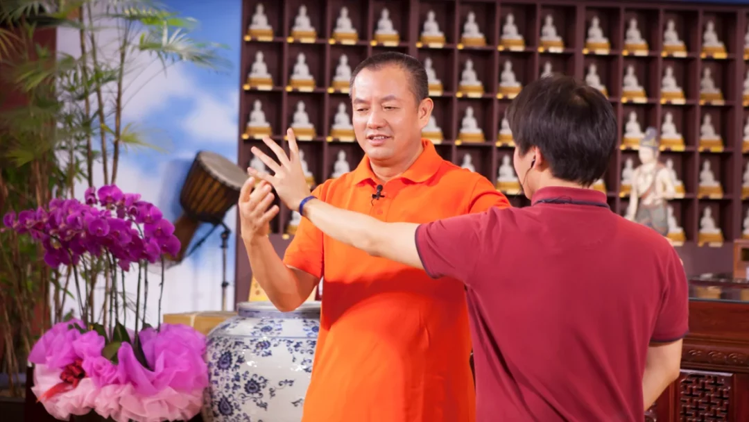 金菩提宗師在韓國藥師禪院指導同修的八卦內功動作