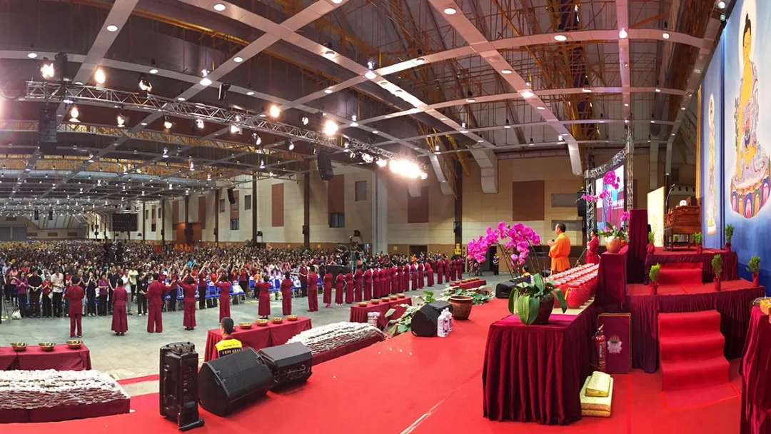 金菩提宗師在馬來西亞藥師佛聖誕萬人法會中為眾生加持