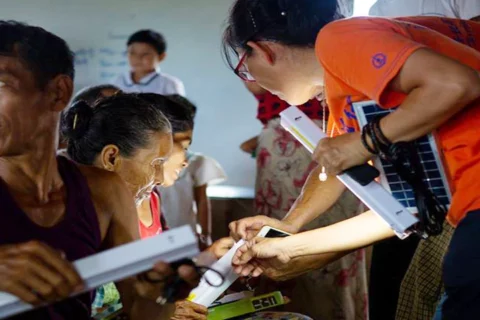2018年，金菩提宗師帶領的菩提機構義工，為緬甸貧困居民講解如何使用太陽能燈的照片