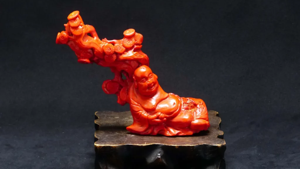 以紅珊瑚雕刻成的彌勒佛雕像