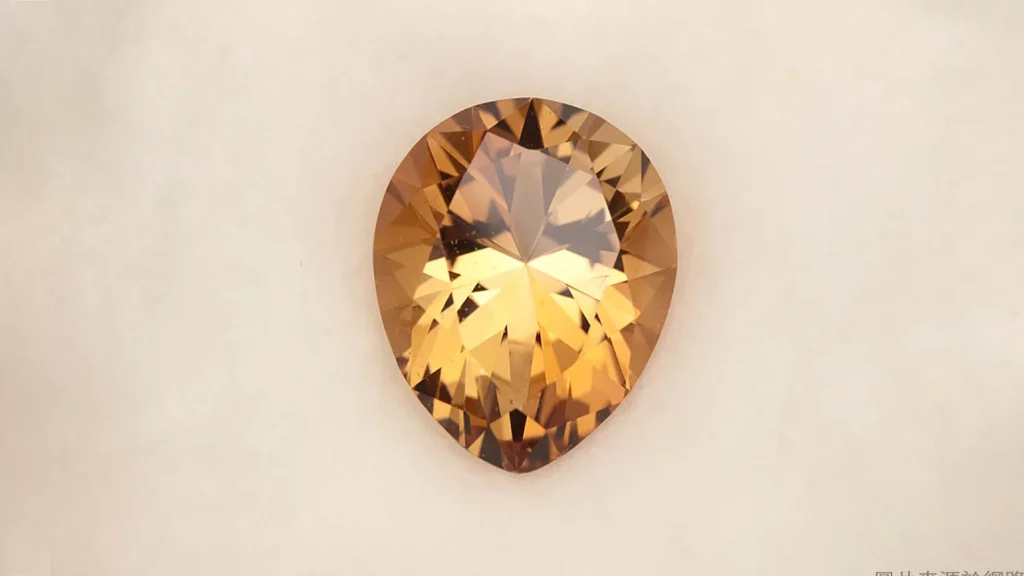 打磨切割成水滴狀的托帕石