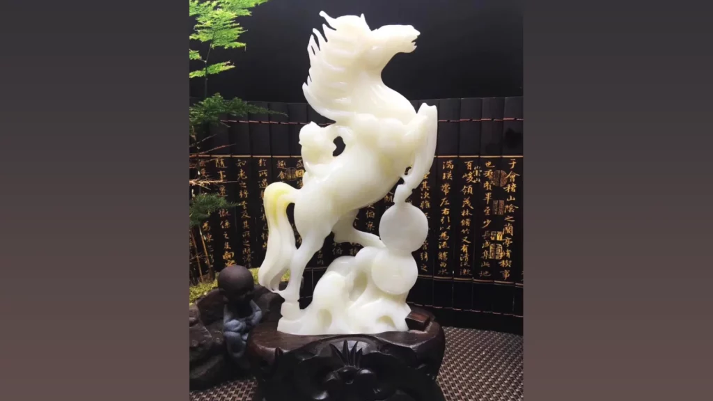 硨磲雕刻成的白馬