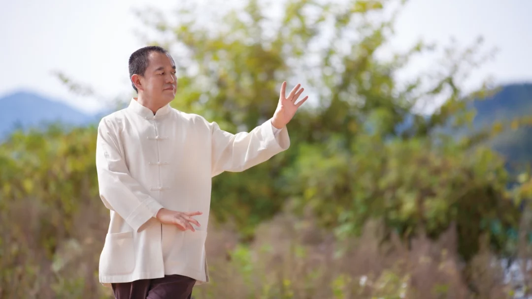金菩提宗師在自然中示範八卦內功左青龍掌的動作