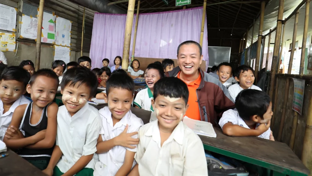 Grandmaster JinBodhi took a group photo with impoverished schoolchildren in Myanmar. 