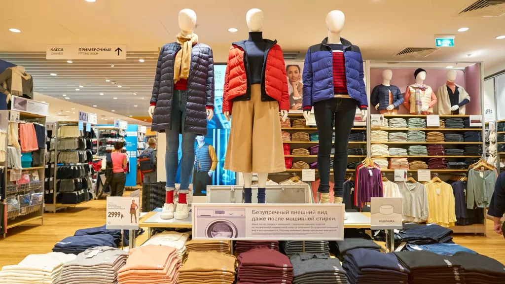 商場中穿著衣服的假人型模特兒