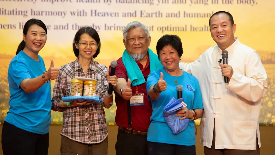 在馬來西亞舉辦第十屆千人八卦活動，金菩提宗師與志工的台上合影