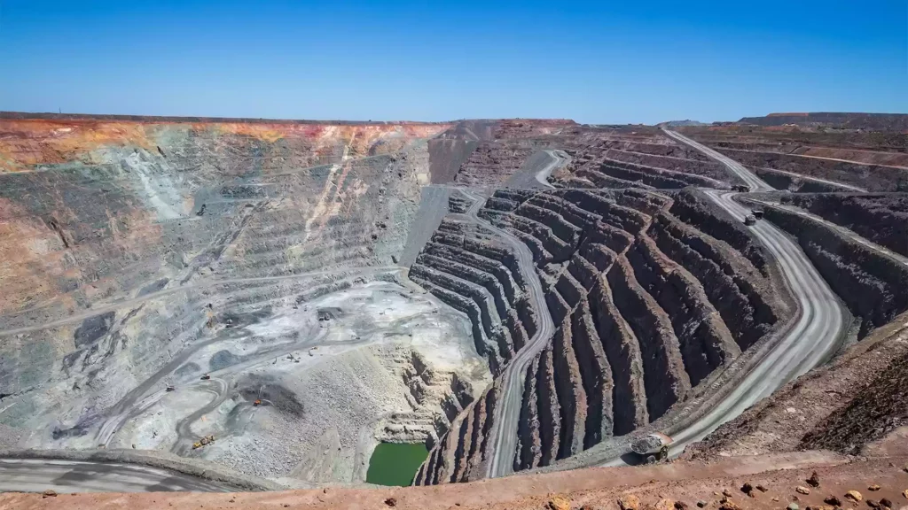 岩金礦與砂金礦的開採，對地形、地貌造成嚴重的破壞。