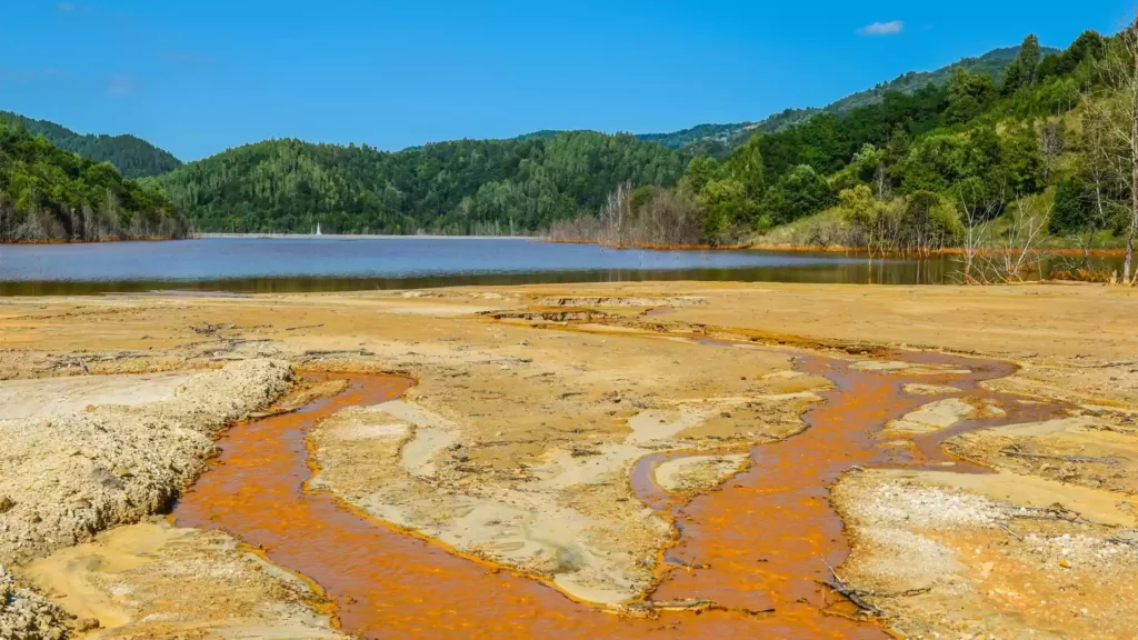 砂金礦的礦床多位於河流中,開採過程不僅會對開採區域的農田、草地造成毀壞