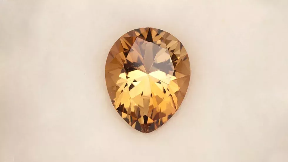 打磨切割成水滴狀的托帕石