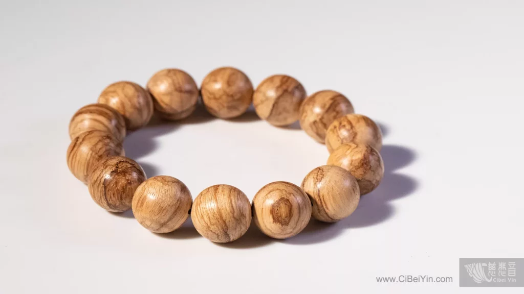 以沉香木製作的佛珠手串