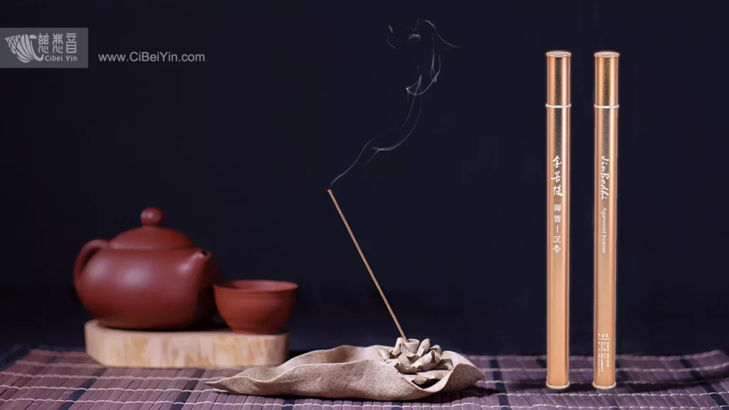 使用沉香木製作的金菩提禪香，插在線香座上升起白煙