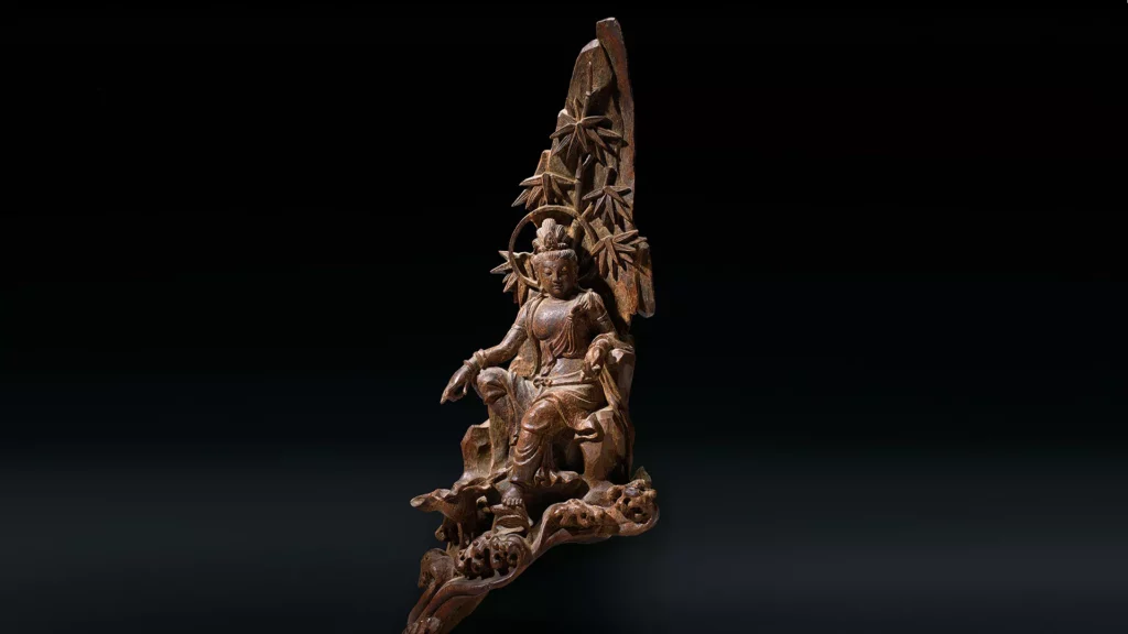 使用沉香木製作的觀音自在坐像