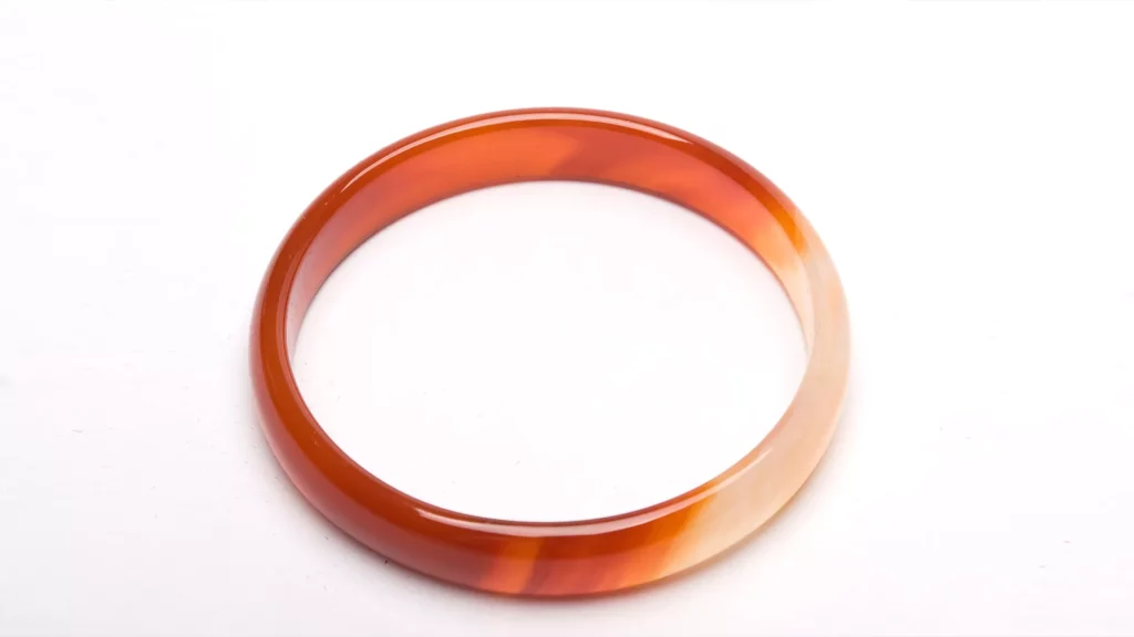 南紅瑪瑙製作的手鐲,呈現紅白漸層的顏色