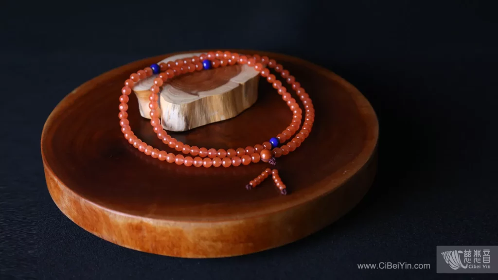 Jewelry made of Nanhong Agate, with interspersed blue beads. 