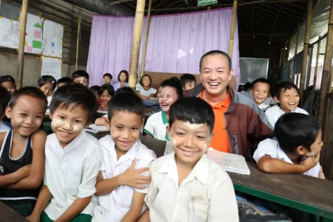 金菩提宗師與緬甸貧困學童在校舍中合影