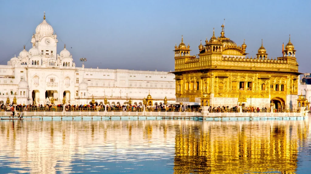 印度的阿姆利則金廟，以黃金裝飾廟宇
