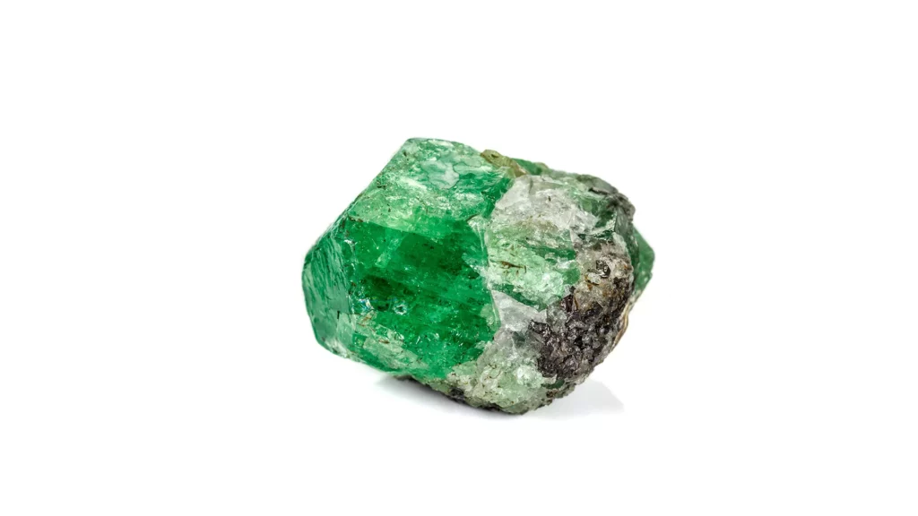 與其他晶體共生，白色、黑色參雜的綠色石榴石