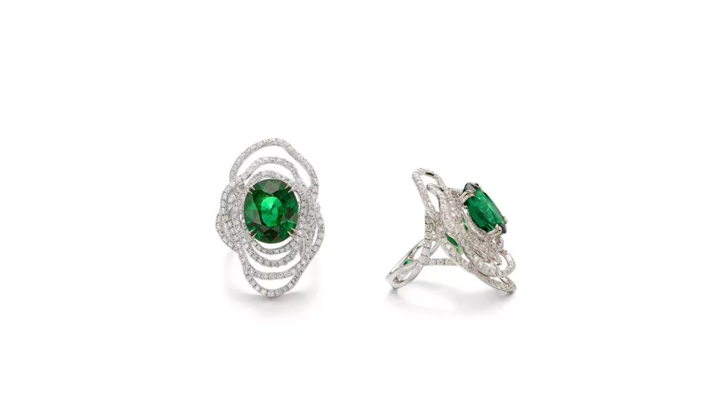 蘇富比展示的綠色石榴石與鑽石結合設計的戒指