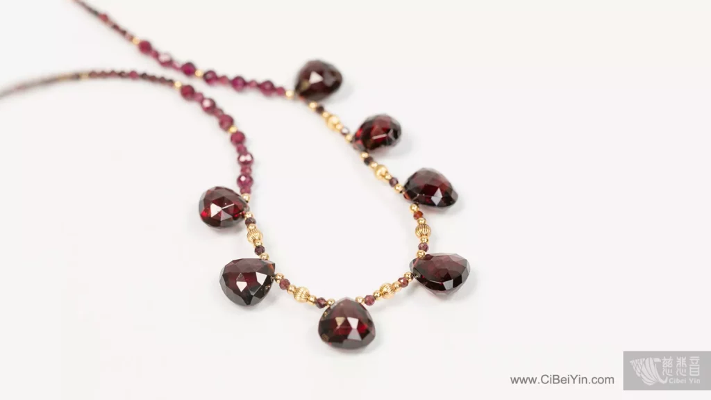 Teardrop-shaped garnet necklace