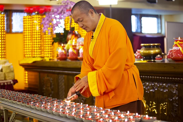 金菩提宗師在台北法會，祈願眾生平安而點燈