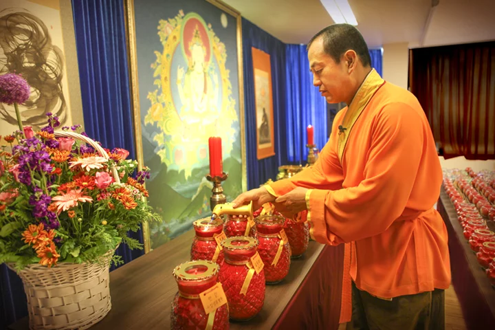 2015年，金菩提宗師在韓國安山藥師禪院點燈祈福