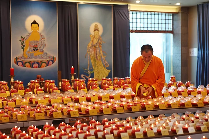 2015年，金菩提宗師在韓國禪堂點燈祈福