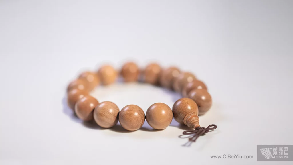 以檀香木製作的佛珠