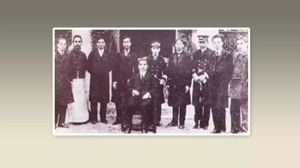 Sun Yatsen took a group photo with some members of the provisional government at that time. From the left: Lu Zhiyi, Yu Youren, Ju Zheng, Wang Chonghui, Sun Yatsen, Huang Zhongying, Cai Yuanpei (the representative of the Navy), Ma Junwu, Wang Hongyou