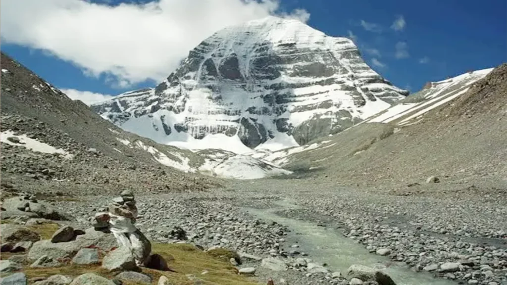 Snowy mountain view of Mount Kalashi