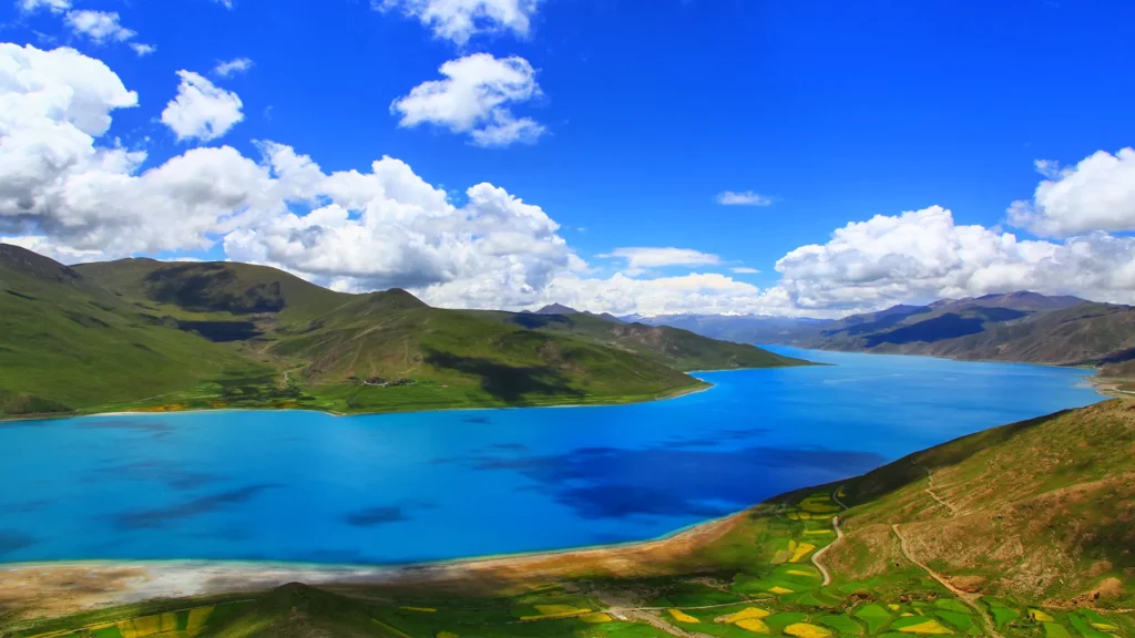 西藏羊卓雍湖風光