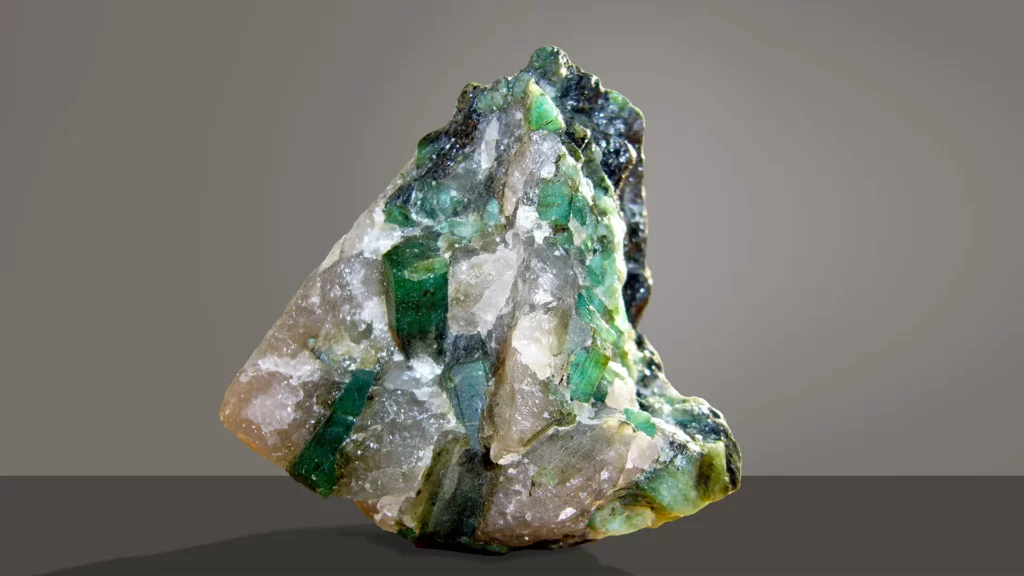 參雜其他晶體的祖母綠礦石