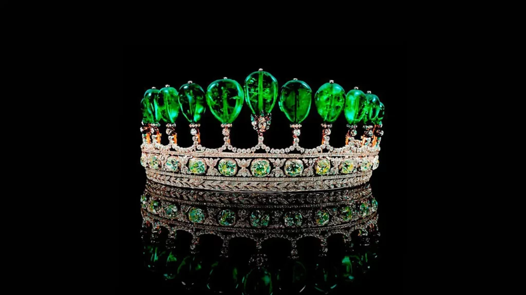 於1900年在蘇士比拍賣行出現的祖母綠皇冠
