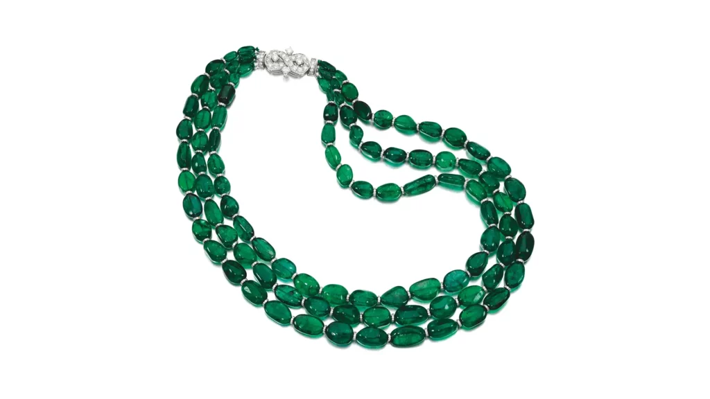 以祖母綠珠子串成的首飾