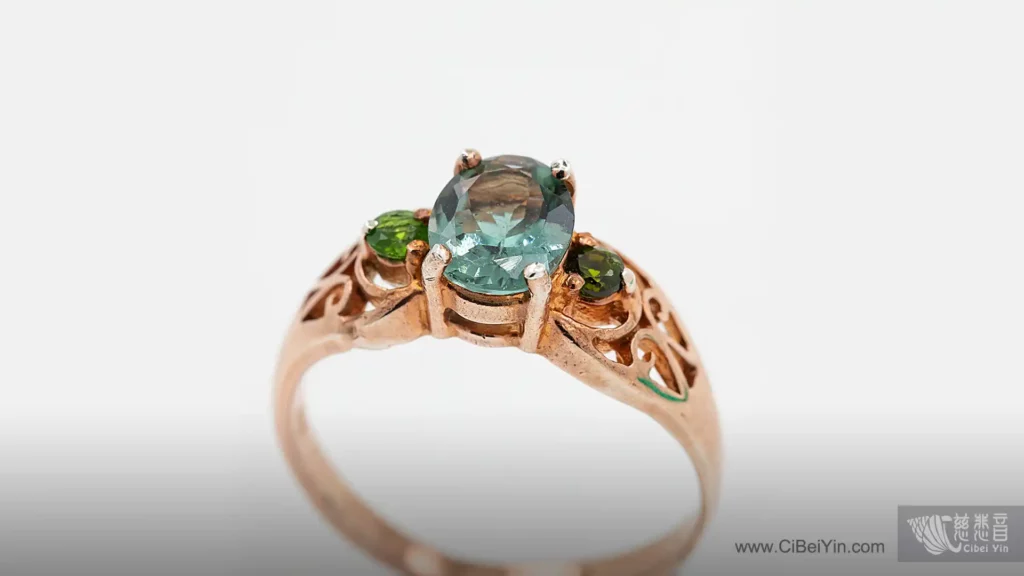 綠色、藍色的電氣石鑲嵌在戒指上
