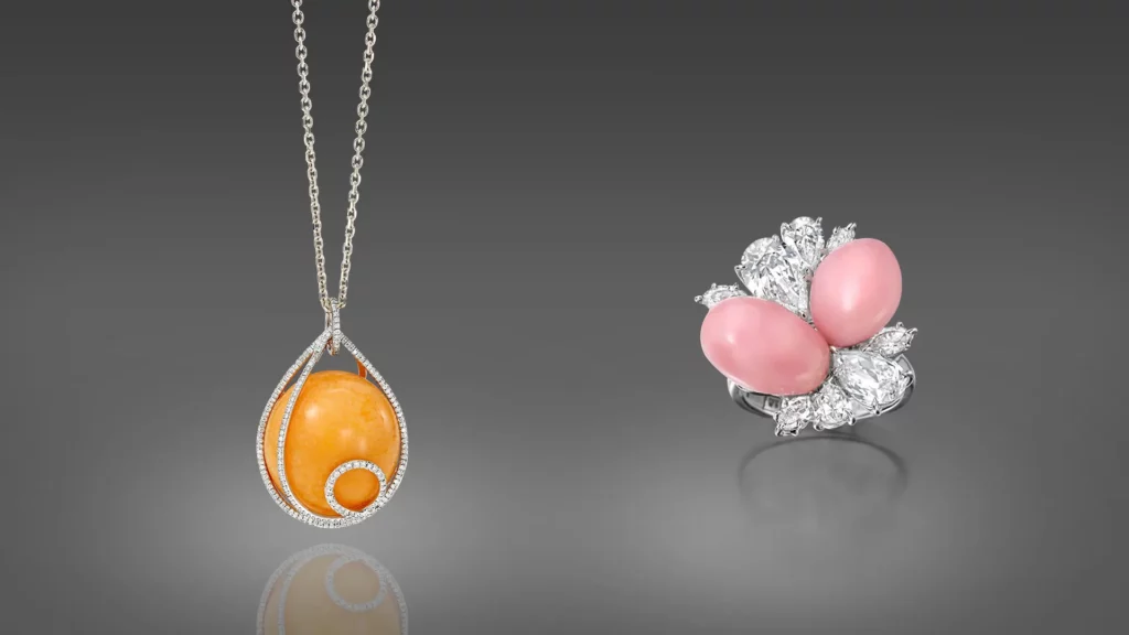 橘色的美樂珠項鍊（左）、粉紅色孔克珠製作的戒指（右）