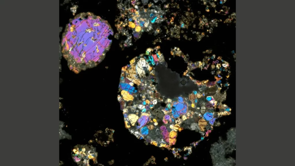 含磁鐵隕石球粒的光學圖像