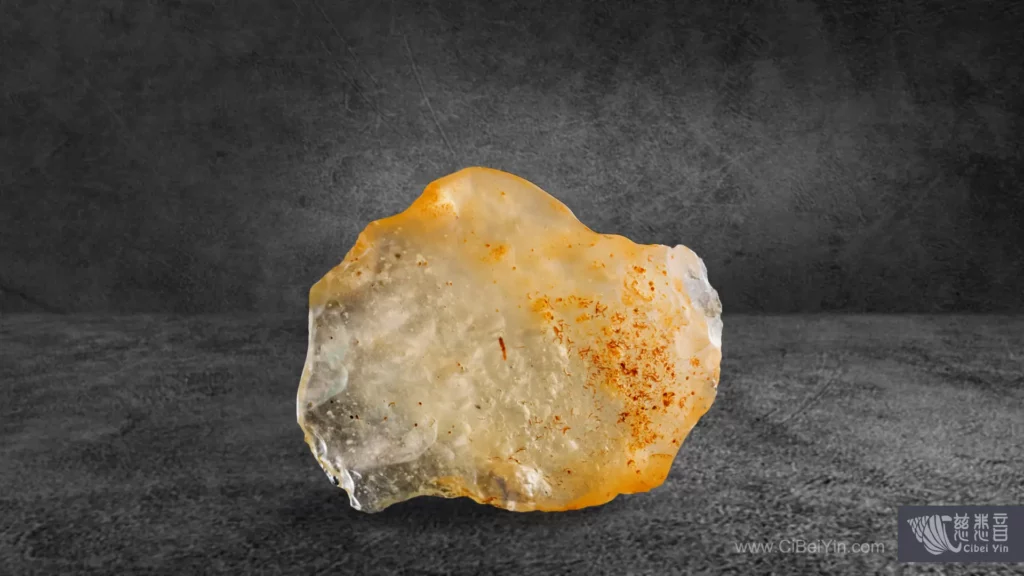 玻璃質隕石，呈現些許橙黃色